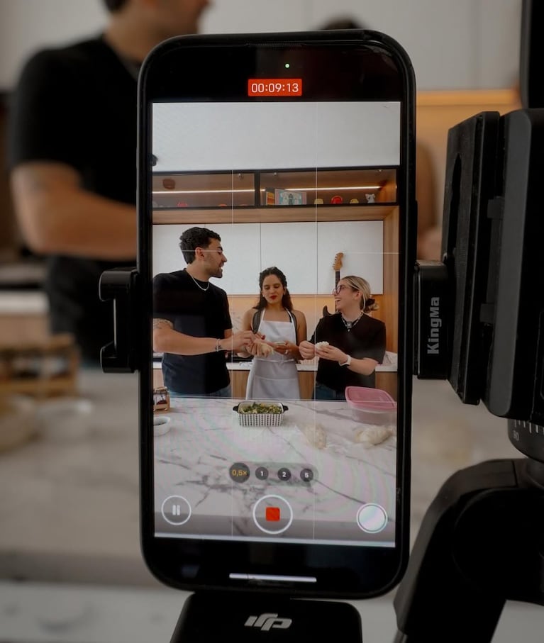 Rosalía con Andrés Simón y Ailín Tokman. Foto: Instagram ailutokman y lasrecetasdesimon