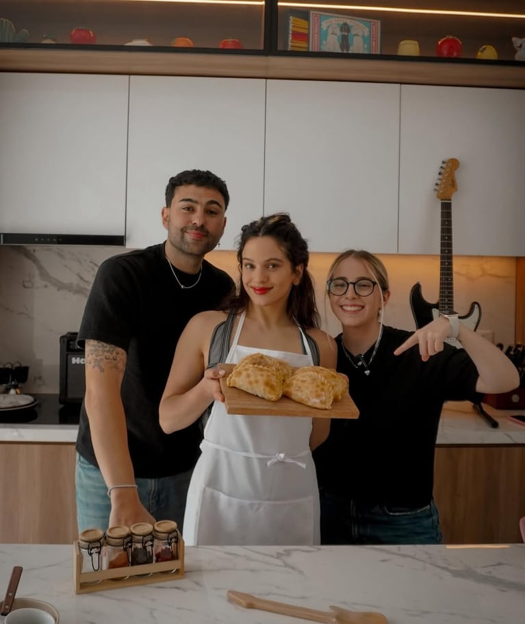 Rosalía con Andrés Simón y Ailín Tokman. Foto: Instagram ailutokman y lasrecetasdesimon