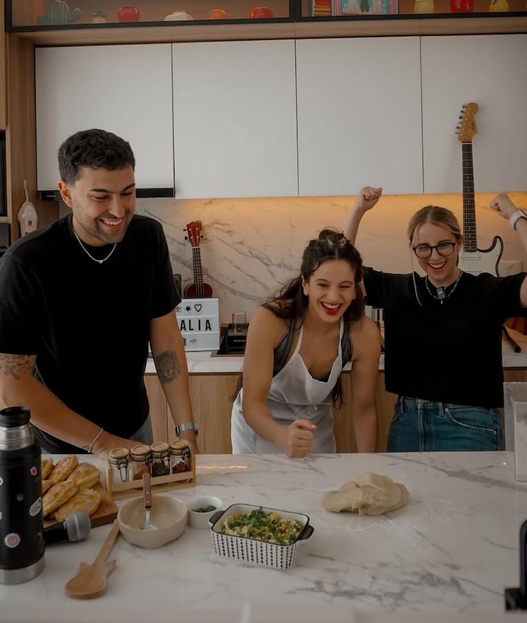 Rosalía con Andrés Simón y Ailín Tokman. Foto: Instagram ailutokman y lasrecetasdesimon