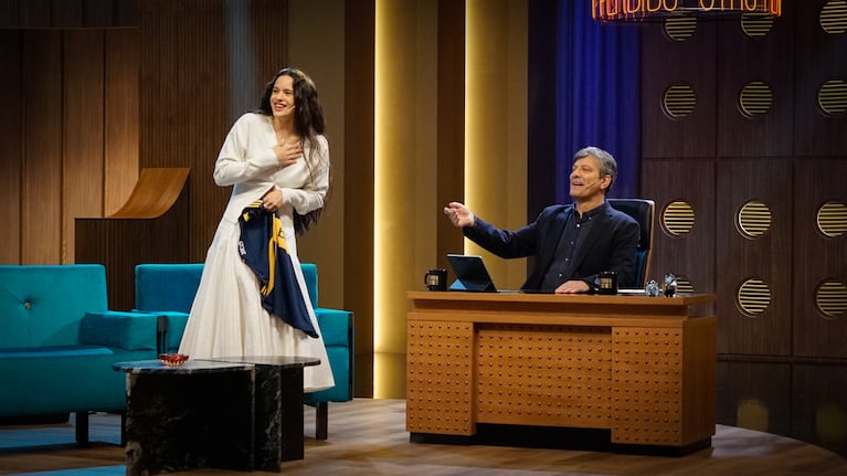 Rosalía recibió la camiseta de Boca en Otro Día Perdido y se flechó con el productor (Foto: prensa).