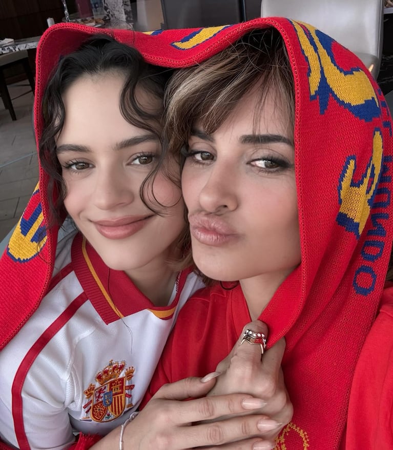 Rosalía y Penélope Cruz alentaron a España en el Mundial y se robaron todas las miradas. Crédito: Instagram