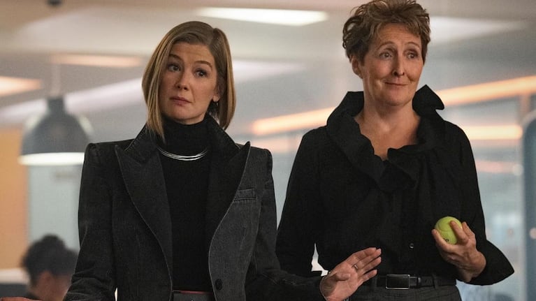 Rosamund Pike es la contrafigura en Las damas prmero, por Netflix.