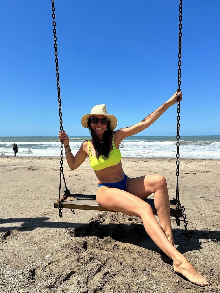 Roxy Vázquez posó en microbikini desde la playa: “Tiemblan Pampita y Nicole Neumann”