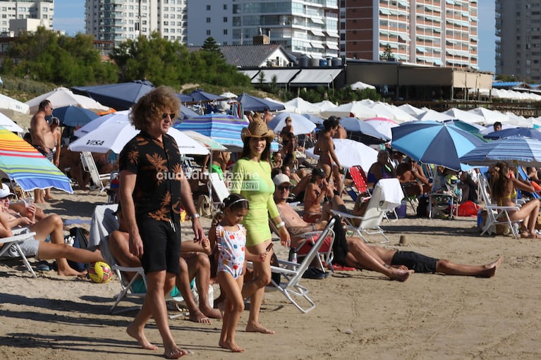 Rulo y Gabriela Sari con su hija en Punta del Este (Foto: Ramiro Souto).