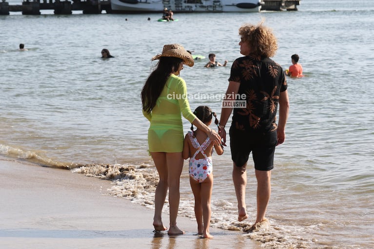 Rulo y Gabriela Sari con su hija en Punta del Este (Foto: Ramiro Souto).