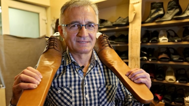 Rumania: crean zapatos para mantener el distanciamiento social