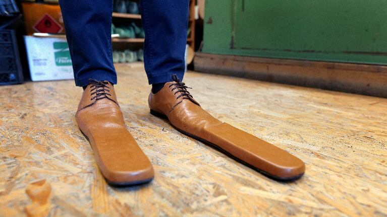 Rumanía: crean zapatos para mantener el distanciamiento social. Foto:EFE.