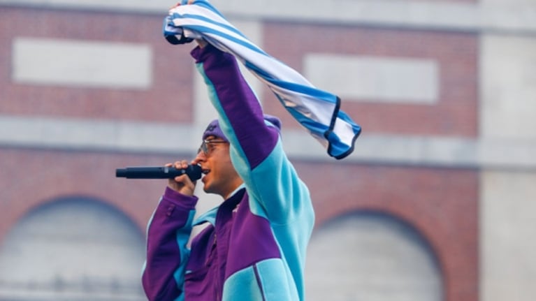 Rusherking, ante una multitud en Mar del Plata: cantó Perfecta por primera vez en vivo