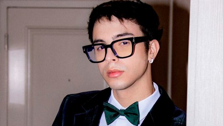 Rusherking deslumbró con un look "todo verde", súper elegante y cool para la alfombra roja.