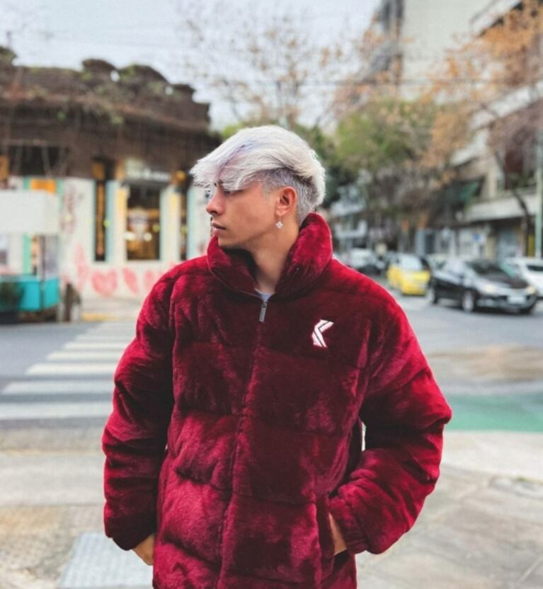 Rusherking se animó a un radical cambio de look: de castaño a platinado