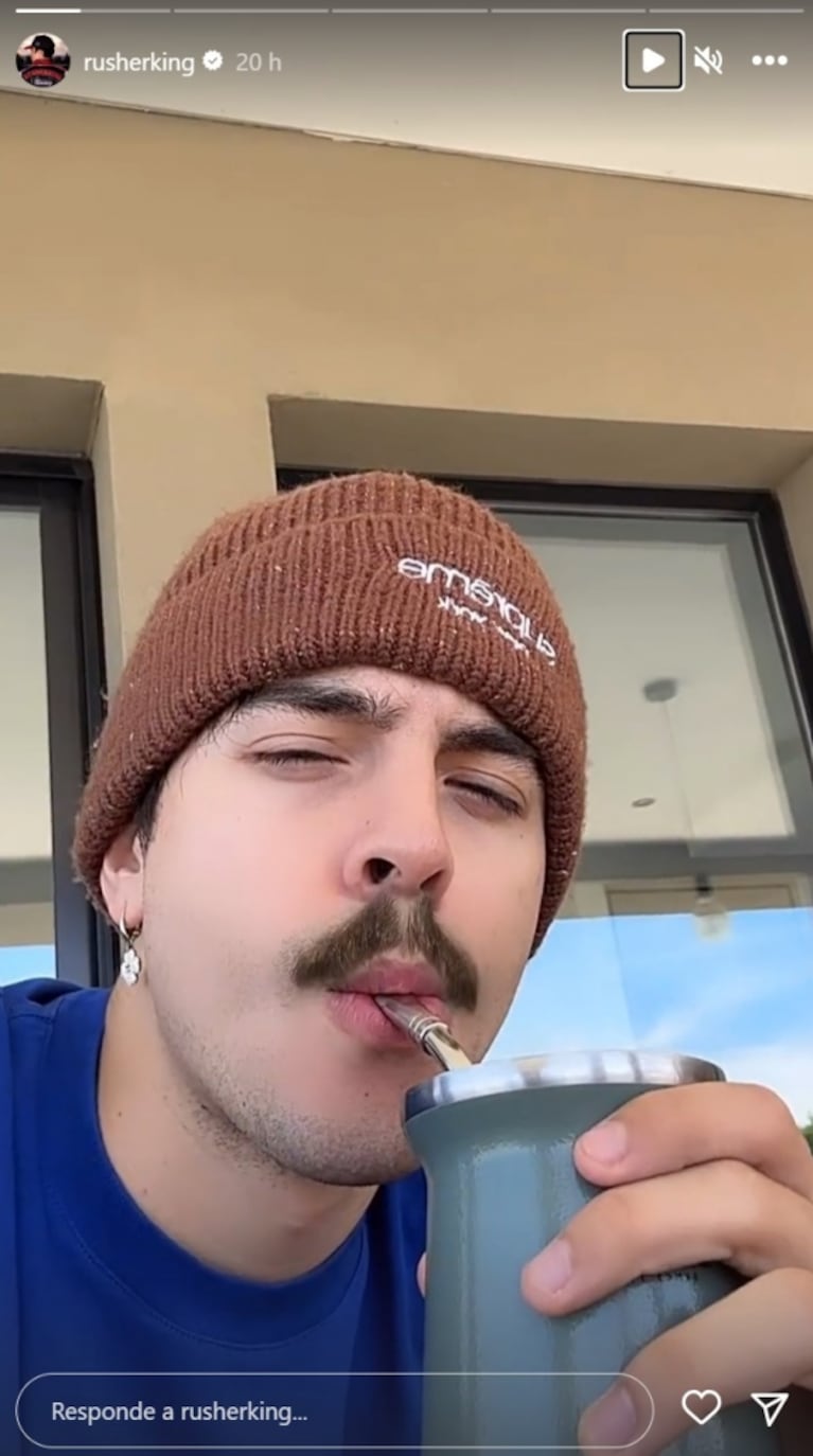 Rusherking sorprendió a sus fans al lucir un tupido bigote morocho