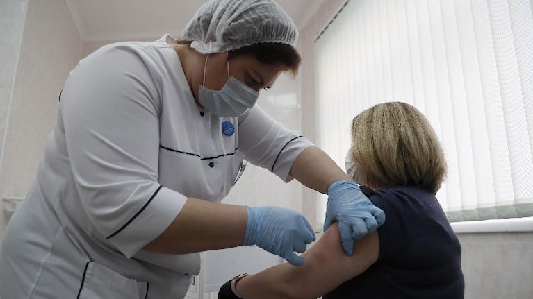 Rusia anuncia el comienzo de la vacunación contra la covid-19 en todo el país. Foto: EFE.