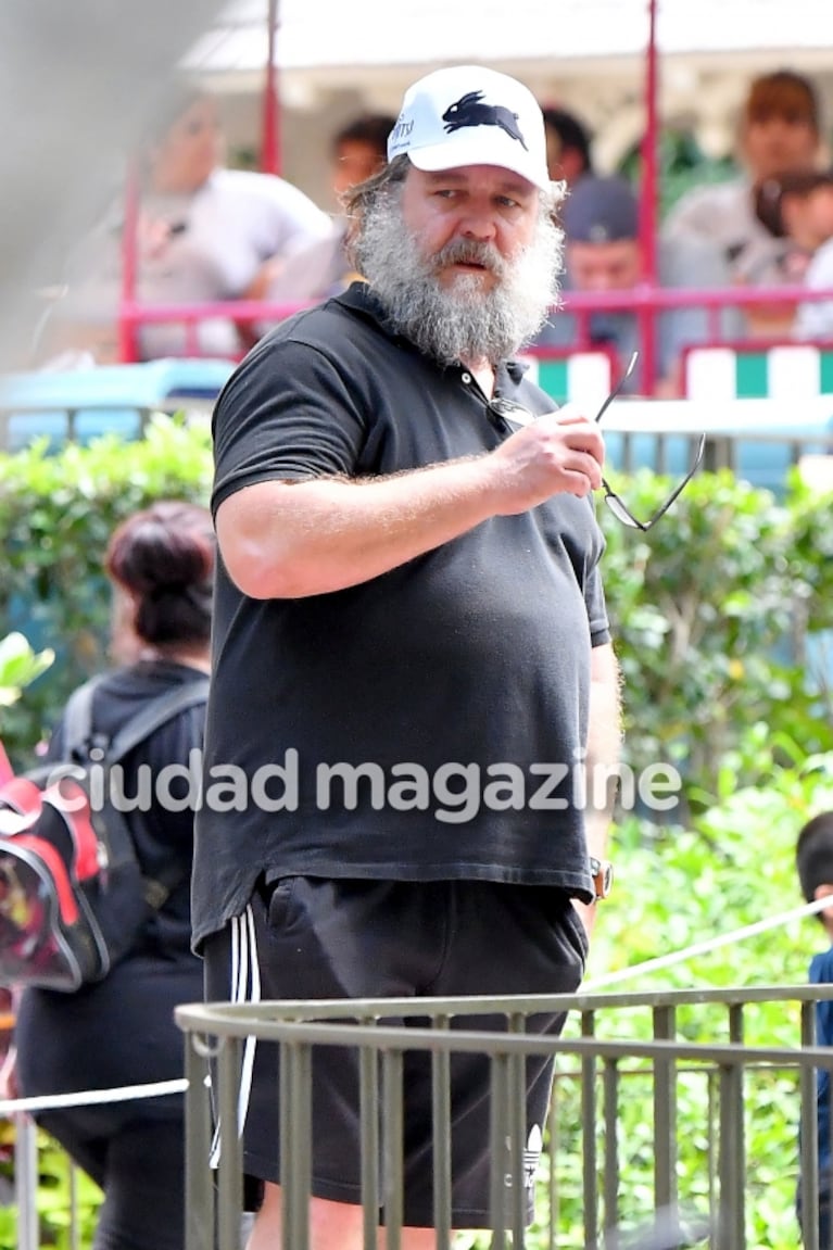 Russell Crowe, un galán de Hollywood descontracturado: barba y look deportivo para pasear por Disney