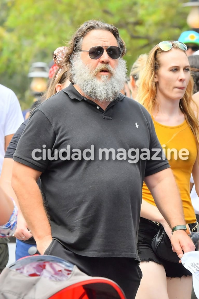 Russell Crowe, un galán de Hollywood descontracturado: barba y look deportivo para pasear por Disney
