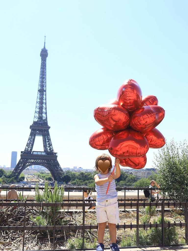 ruz Urcera posa con globos de corazones rojos en pleno paseo por París. Fuente: Instagram @nikitaneumannoficial