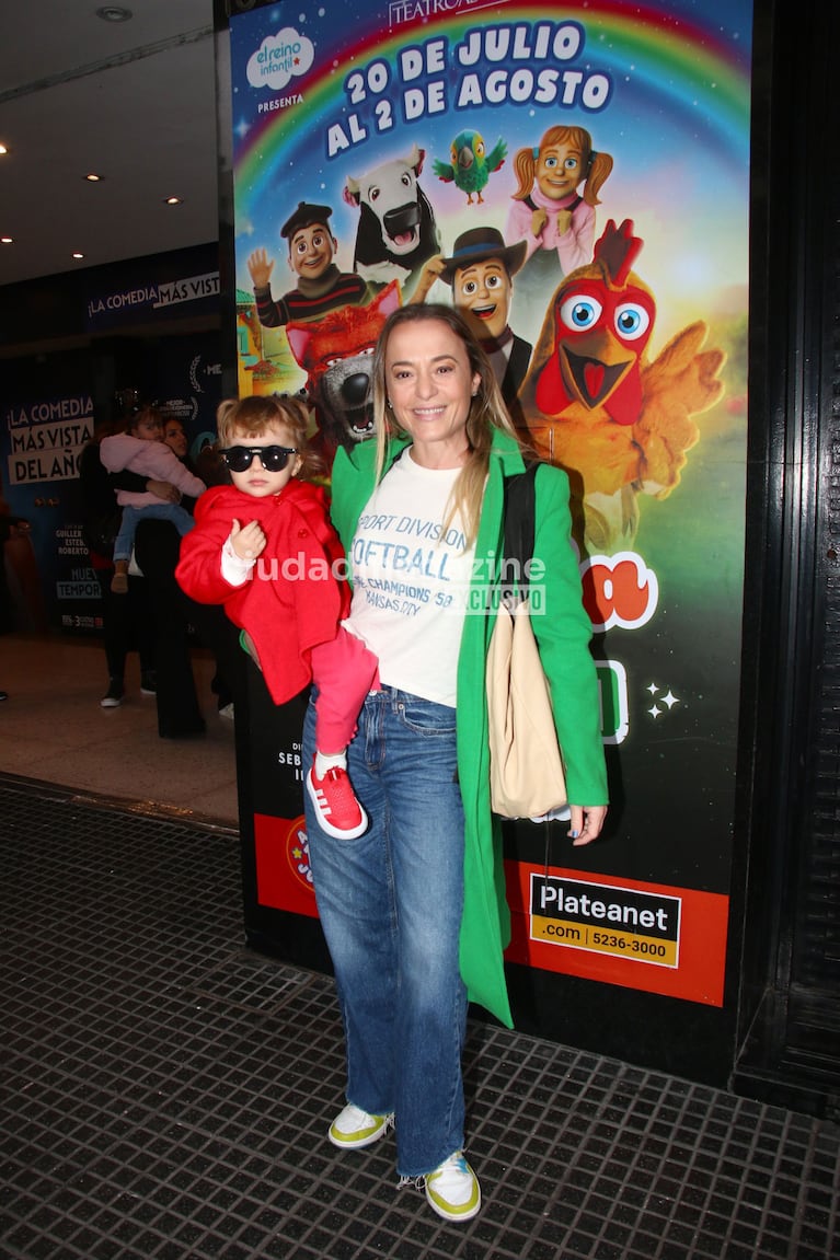 Sabrina Carballo con su hija en el estreno de La Granja de Zenon (Foto: Movilpress).