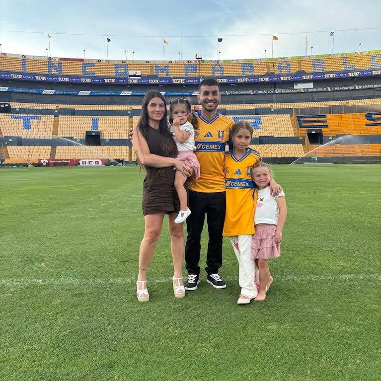 Sabrina Di Marzo y Ángel Correa con sus hijas en el Estadio Universitario de la UANL. Foto: Instagram @sabridimarzo