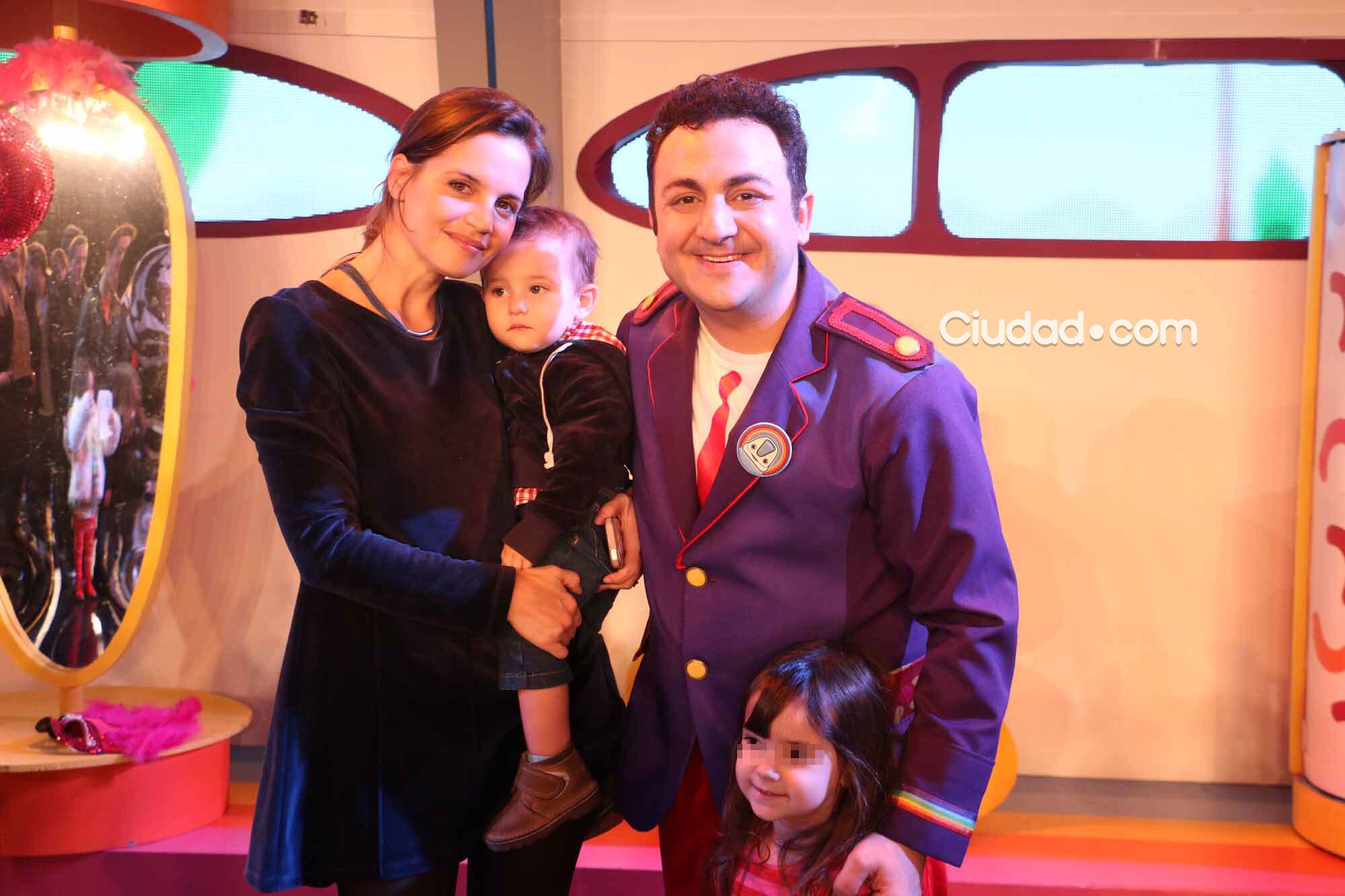 Sabrina Garciarena con su hijo, León, en el teatro Ópera viendo a Topa (Foto: Movilpress)