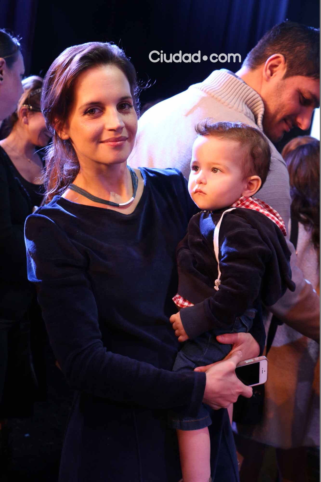 Sabrina Garciarena con su hijo, León, en el teatro Ópera viendo a Topa (Foto: Movilpress)