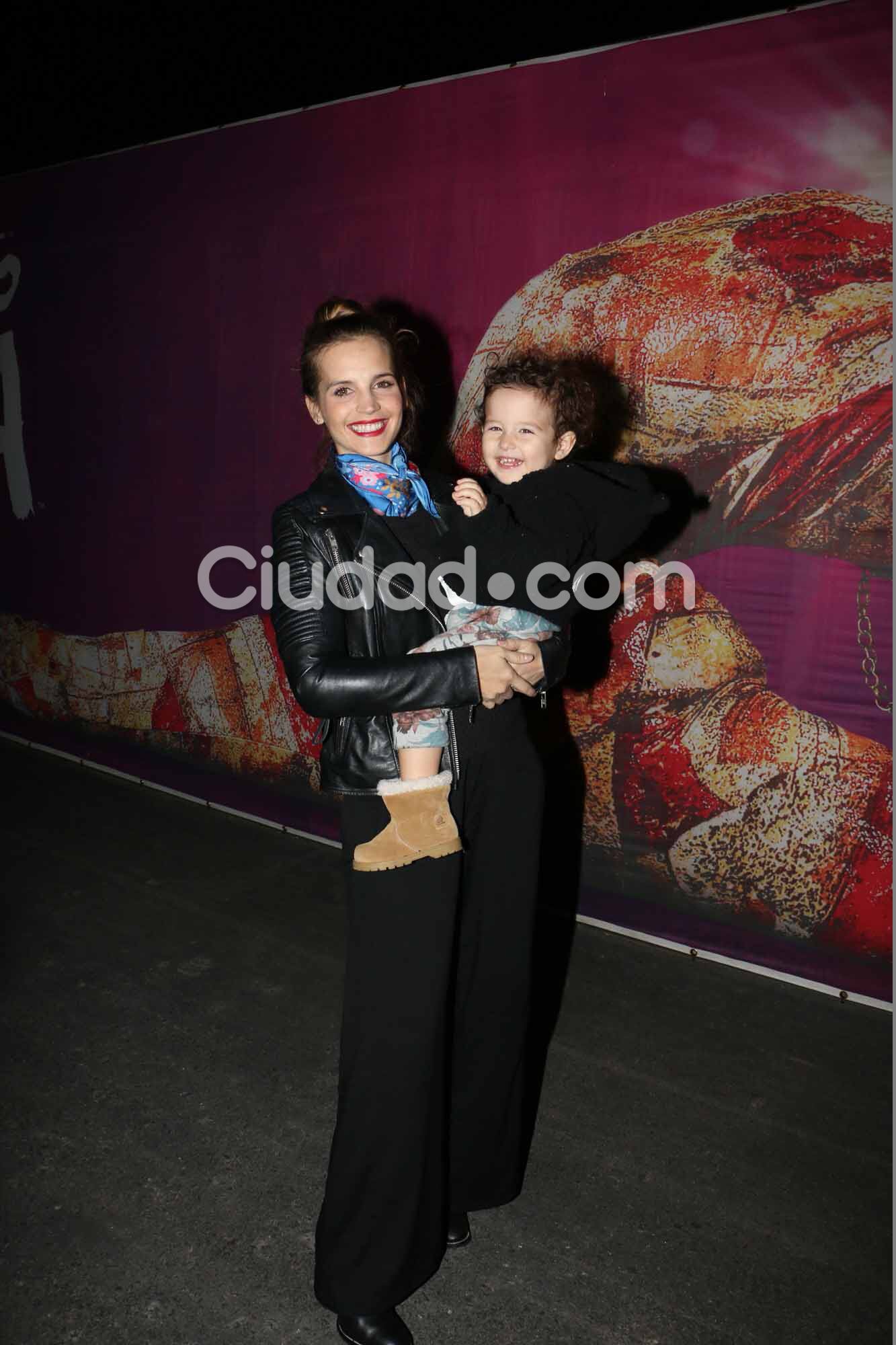 Sabrina Garciarena con su hijo León. (Foto: Movilpress-Ciudad.com)