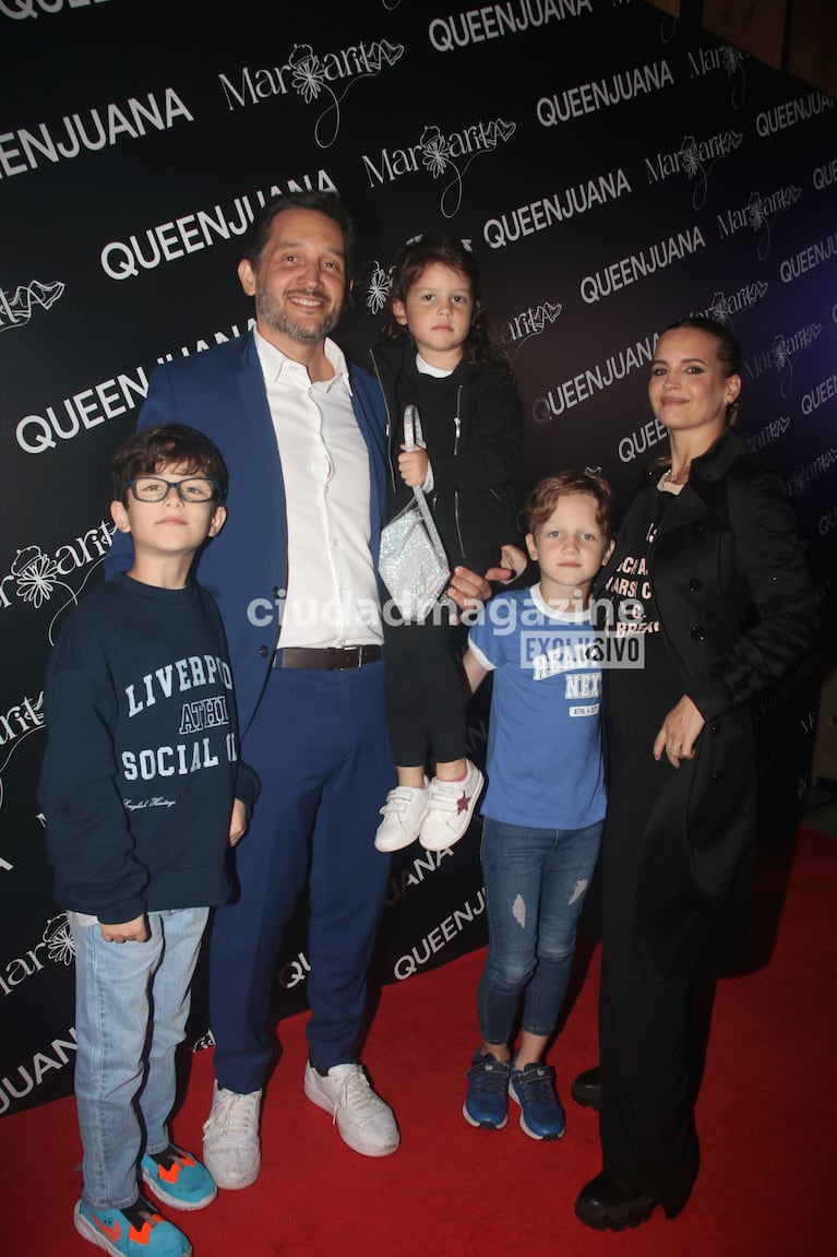 Sabrina Garciarena, Germán Paoloski y sus hijos en el lanzamiento de la cápsula de Cris Morena por Margarita (Foto: Movilpress).