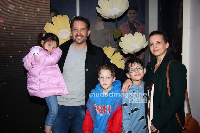 Sabrina Garciarena y Germán Paoloski con León, Mía y Beltrán . Foto: Movilpress.