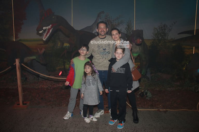 Sabrina Garciarena y Germán Paoloski con sus hijos en el estreno de Dinosaurios (Fotos: Movilpress).