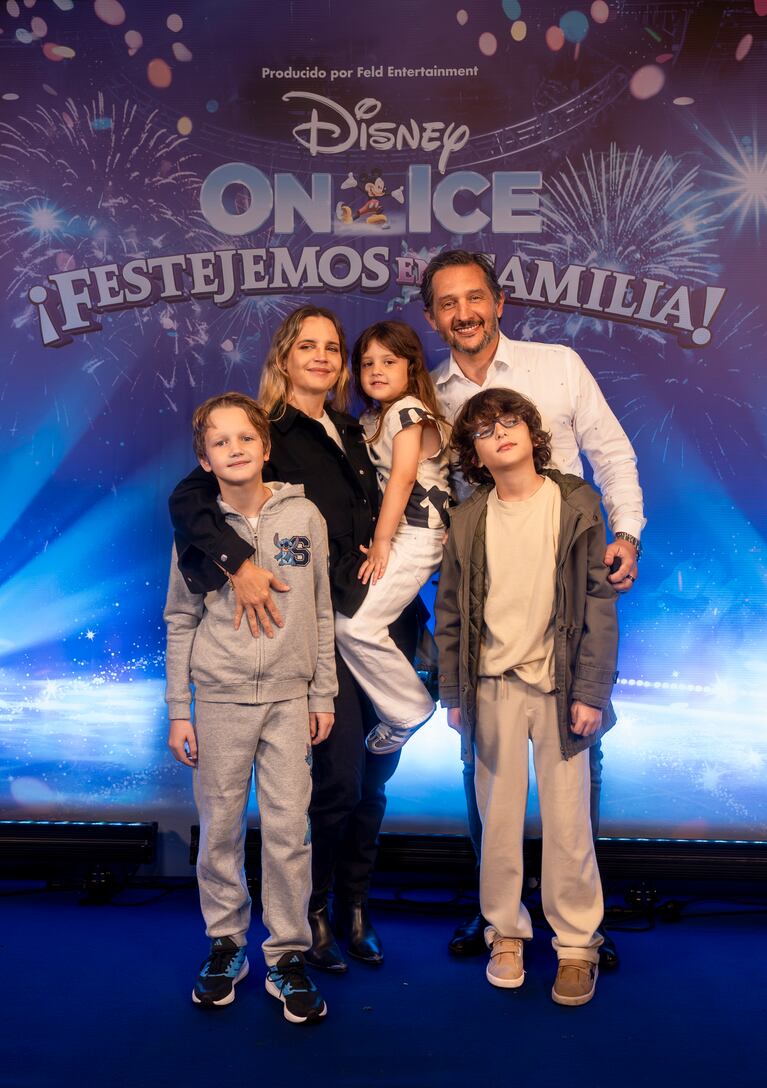 Sabrina Garciarena y Germán Paoloski con sus hijos en el estreno de Disney On Ice (Foto: Prensa).