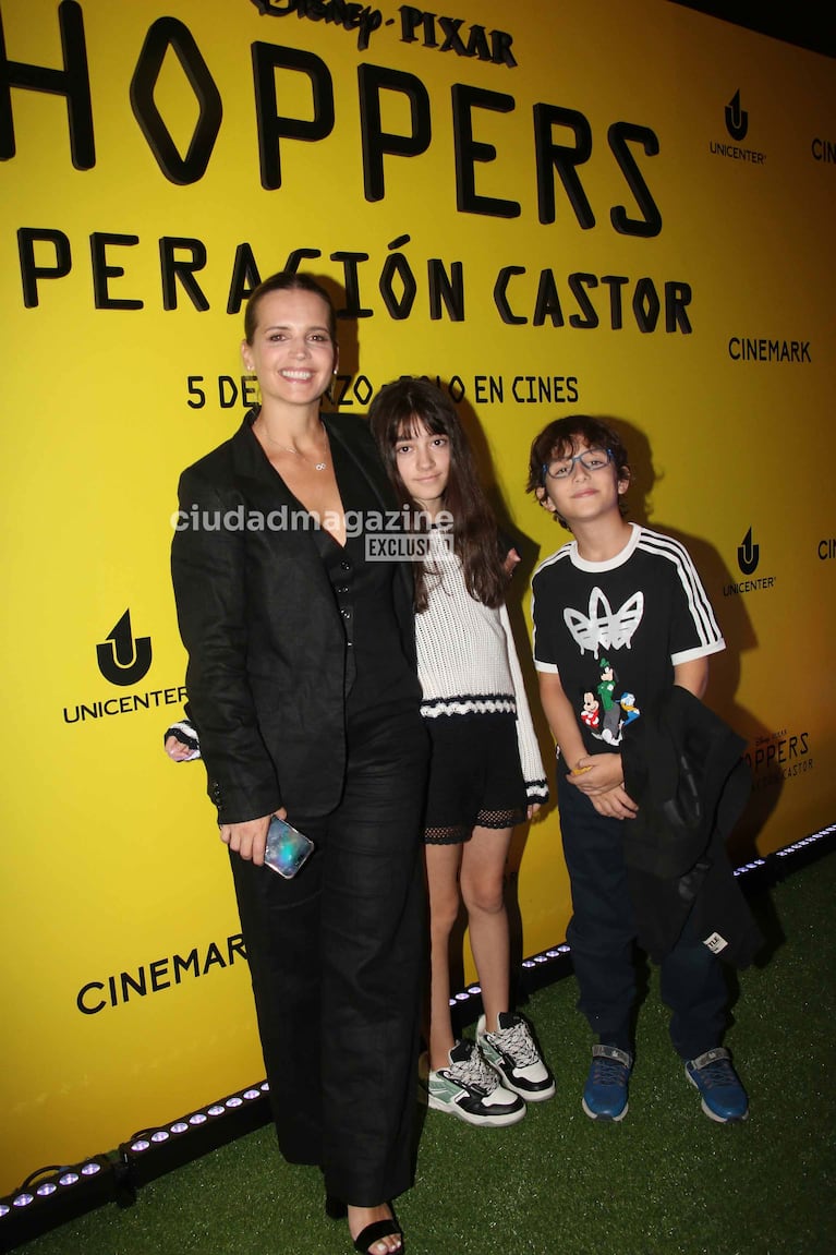 Sabrina Garciarena y sus hijos en el estreno de Hoppers, operación castor (Foto: Movilpress).