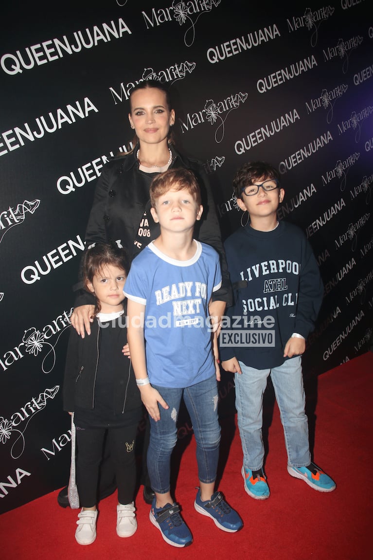 Sabrina Garciarena y sus hijos en el lanzamiento de la cápsula de Cris Morena por Margarita (Foto: Movilpress).