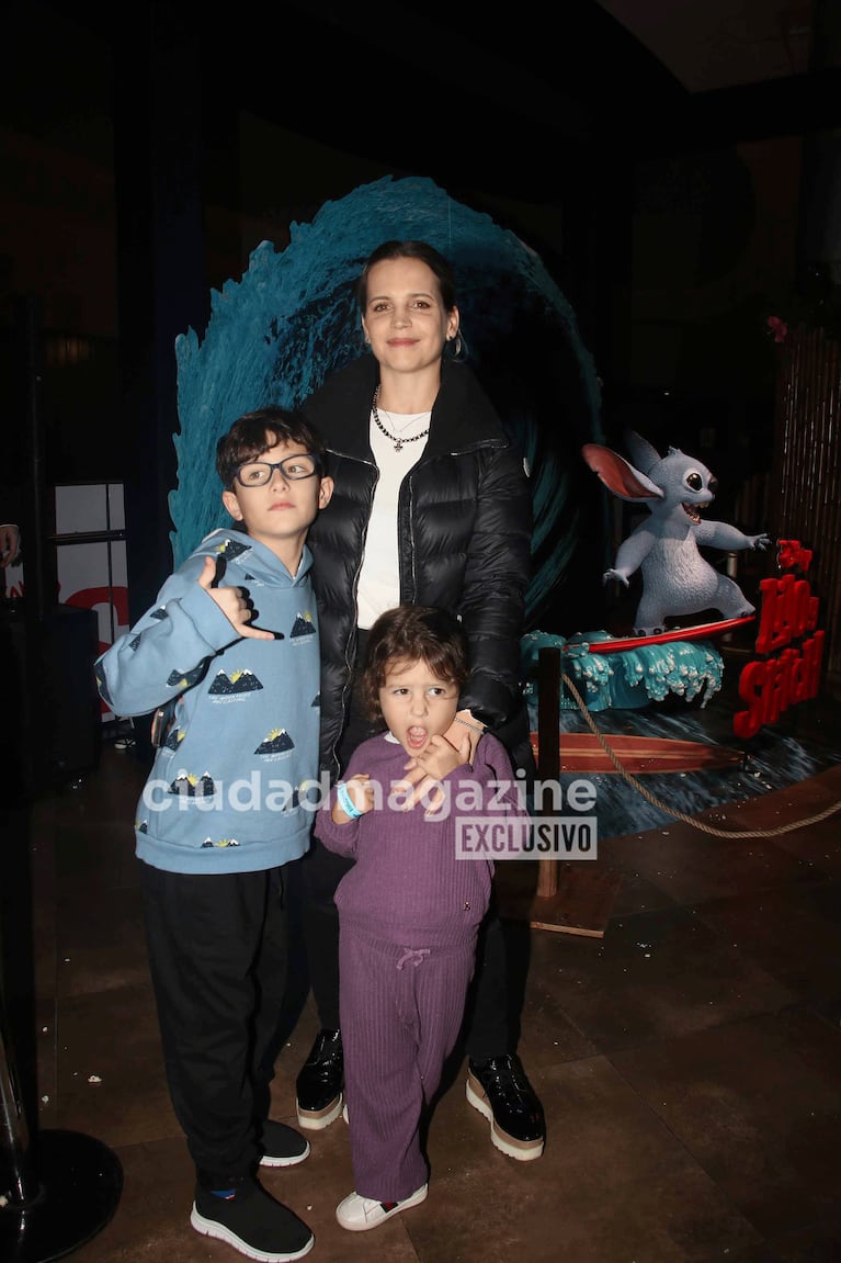 Sabrina Garciarena y sus hijos en la premiere de Lilo & Stitch (Foto: Movilpress).