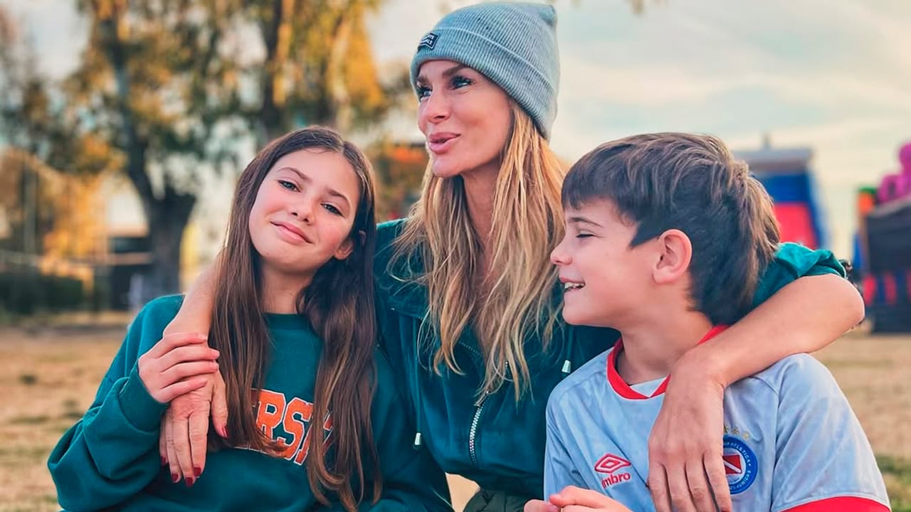 Sabrina Rojas y sus hijos, Esperanza y Fausto (Foto: Instagram @rojassasi)
