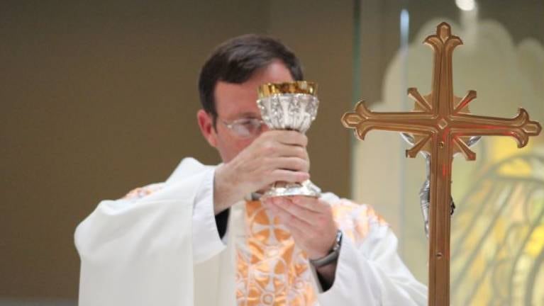 Sacerdote brasileño se tienta en misa online y se vuelve viral