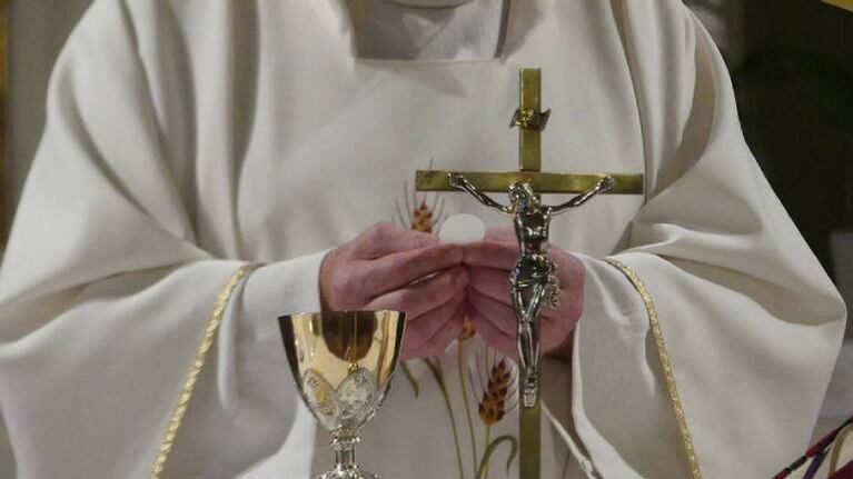 Sacerdote pone por error una canción de rap en plena misa virtual
