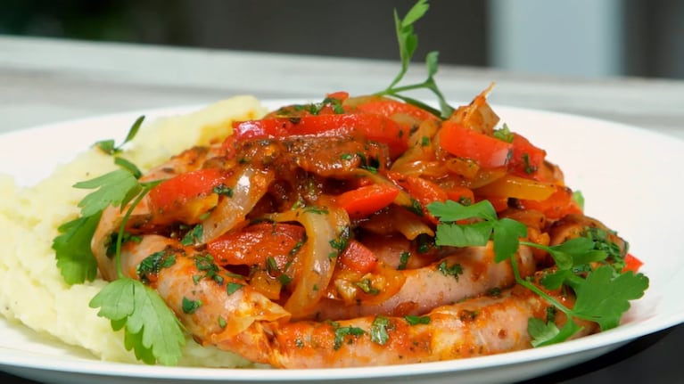 Salchicha parrillera a la pomarola con puré de papas: el paso a paso de una receta simple