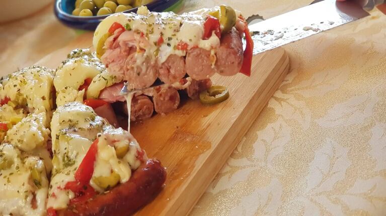 Salchicha parrillera en masa de pizza: Así se logra la fusión perfecta entre parrilla y pizza