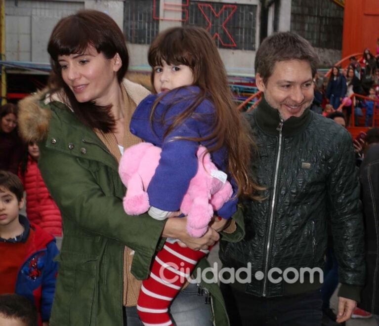 ¡Salida en familia! Adrián Suar, Griselda Siciliani y Margarita: tarde de teatro y looks invernales