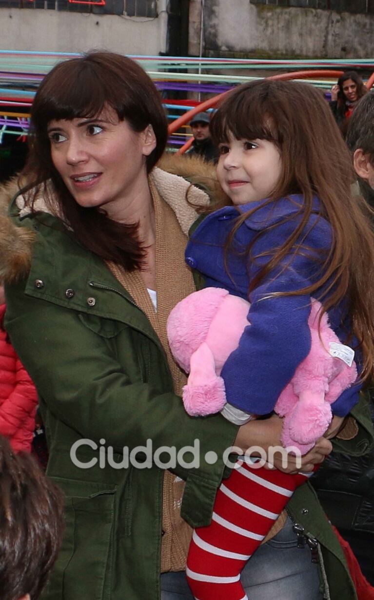 ¡Salida en familia! Adrián Suar, Griselda Siciliani y Margarita: tarde de teatro y looks invernales