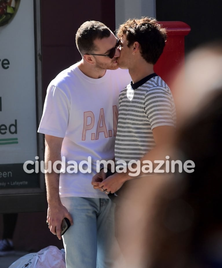 ¡Salió del clóset hace 15 días! Brandon Flynn, de 13 Reasons Why, a los besos en la calle con el cantante Sam Smith