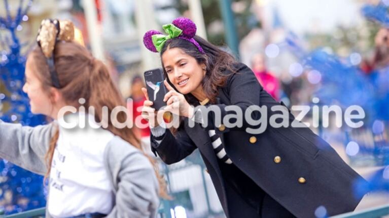 Salma Hayek, mamá full time: espía su escapada a pura fantasía y diversión junto a su hija en Disney París
