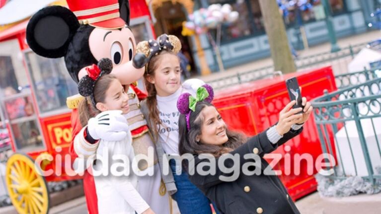 Salma Hayek, mamá full time: espía su escapada a pura fantasía y diversión junto a su hija en Disney París