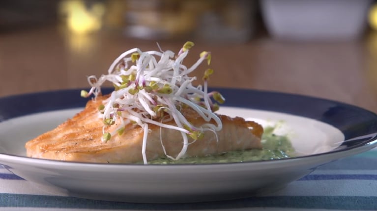 Salmón grillado y salsa de rúcula: receta fácil