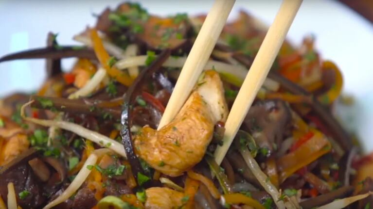 Salteado de ave, shiitakes y vegetales crocantes: el paso a paso de una receta simple