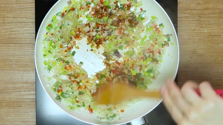 Salteado de cebolla de verdeo, un paso clave en la receta. Foto: Cucinare TV