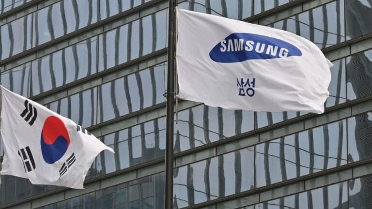 Samsung crea un sistema para medir la presión arterial en móviles plegables. Foto: AFP.