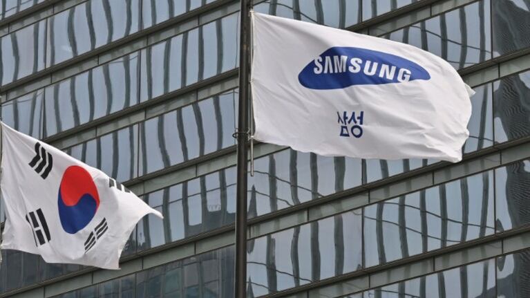 Samsung crea un sistema para medir la presión arterial en móviles plegables. Foto: AFP.