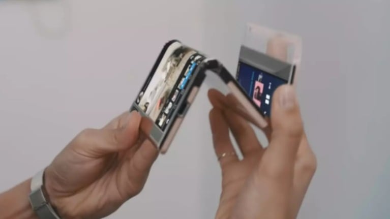 Samsung diseña un móvil plegable en zigzag de tres pantallas