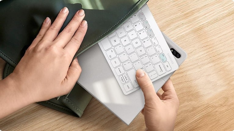 Samsung presenta el teclado inalámbrico Smart Keyboard Trio 500, para conectar con hasta 3 dispositivos a la vez. Foto:DPA.