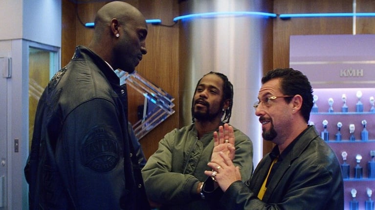 Sandler es Howard Ratner, un carismático pero caótico joyero del distrito de diamantes de Nueva York .