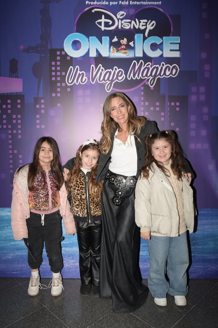 Sandra Borghi y su familia en el estreno de Disney On Ice (Foto: Prensa).